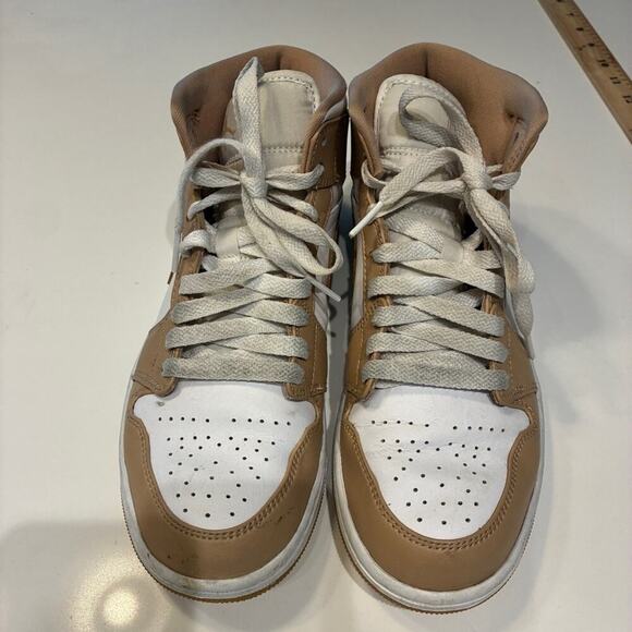 Nike Jordan 1 Mid Tan Gum Sneakers 554724-271 Sz 7.5 main image 4